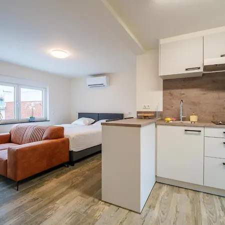 Cosy Near Center